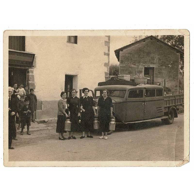 Antigua fotografía grupo de lecheras con camioneta