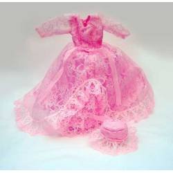 Vestido rosa con pamela...