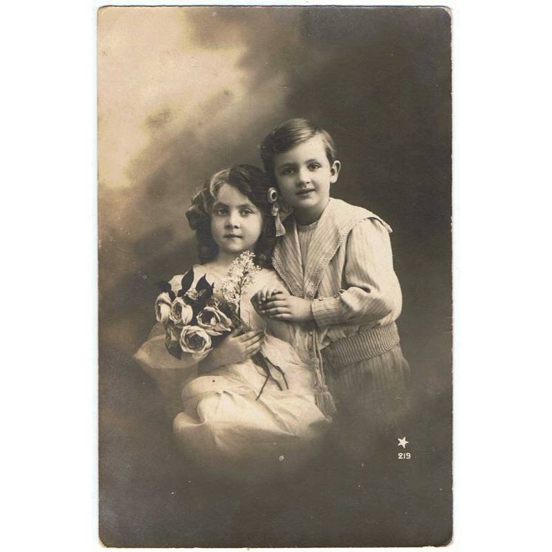 Postal pareja de niños con flores