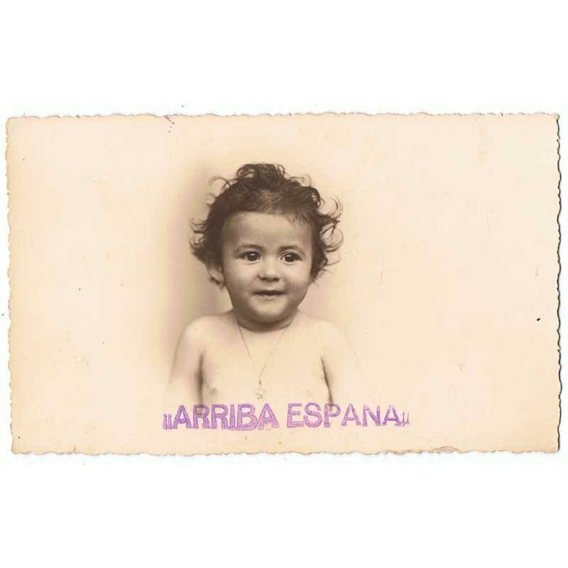 Foto Postal niña posando. Sello «Arriba España»