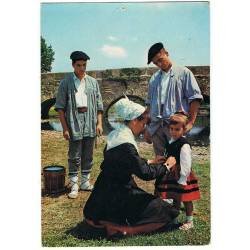 Postal de Vitoria. Tipos...