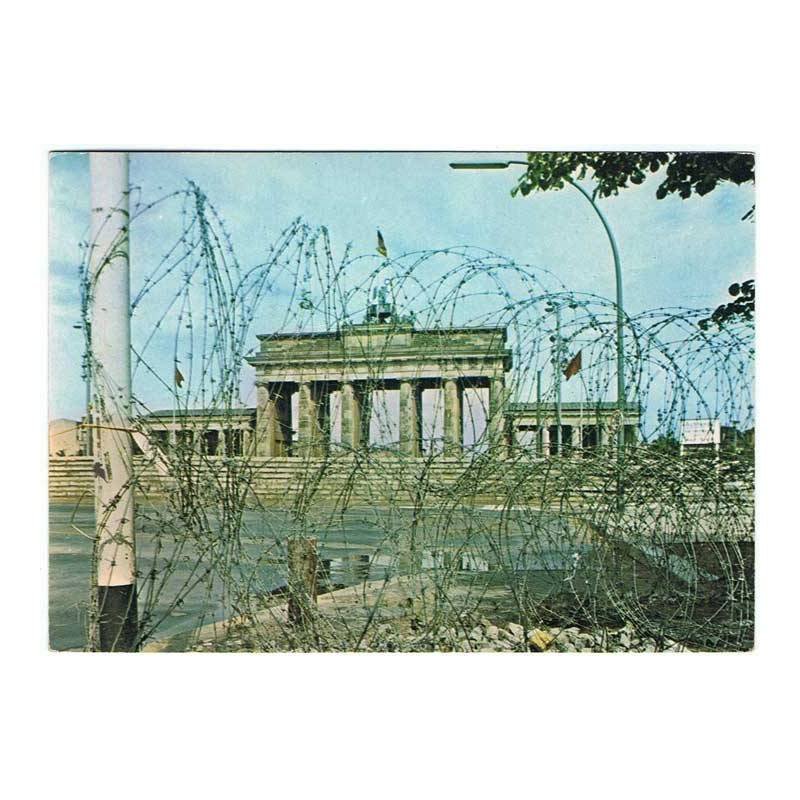 Postal Berlín, Alemania. Puerta de Brandenburgo cerrada por el muro. Escrita y fechada 1968