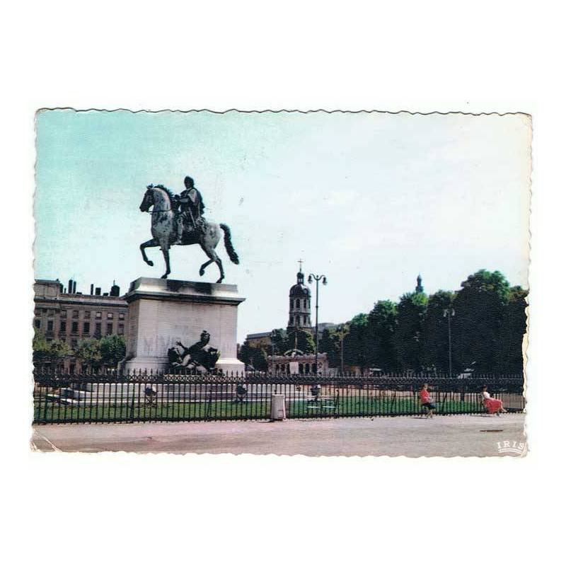 Postal del Lyon, Francia. Place Bellecour. Circulada 1959