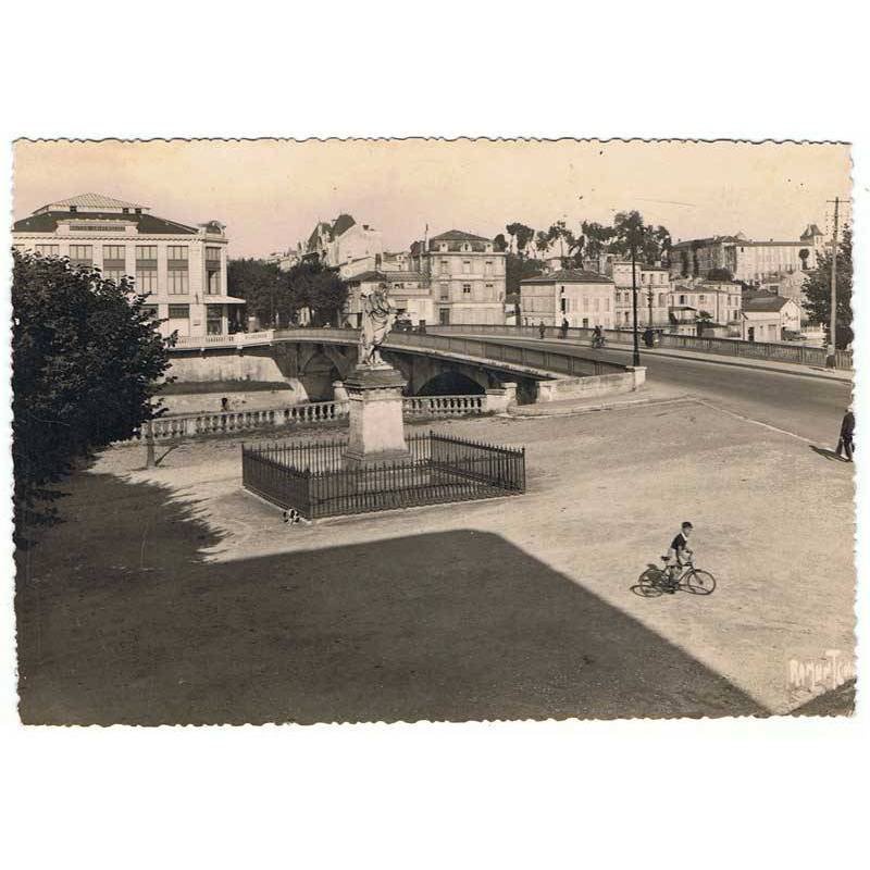 Postal de Saintes, Francia. Pont sur la Charente. Tue de Bernard Palissy