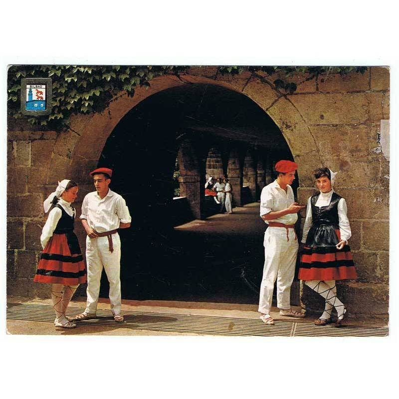 Postal de Bilbao. Pórtico Basílica de Begoña y pareja típica. Escudo de Oro. Circulada