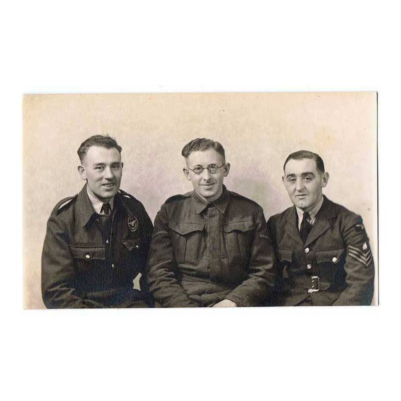 Fotografía de tres militares. Posible Fuerzas Aéreas del Ejército Británico