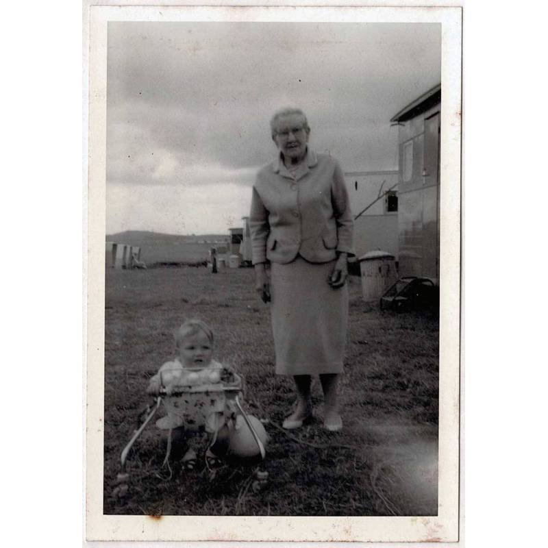 Antigua fotografía de abuela con su nieto