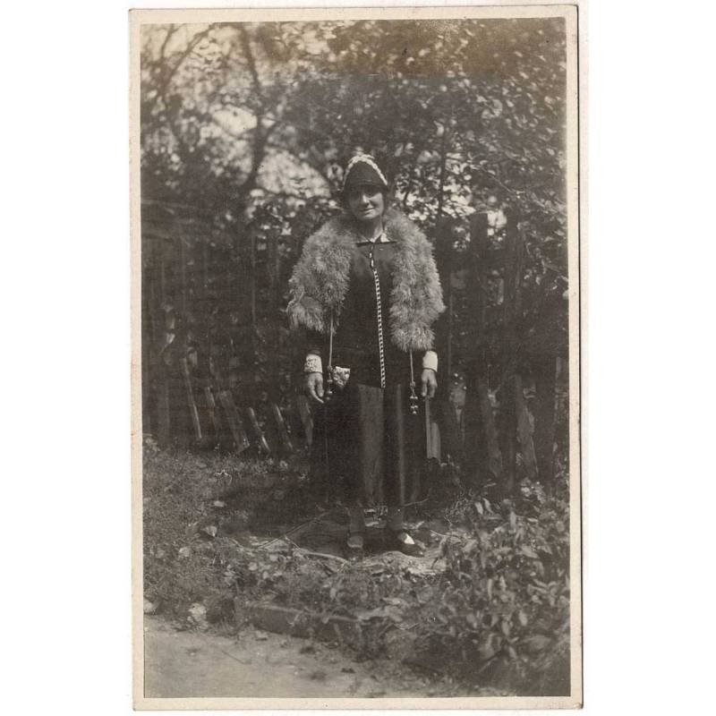 Antigua foto-postal señora posando en el jardín