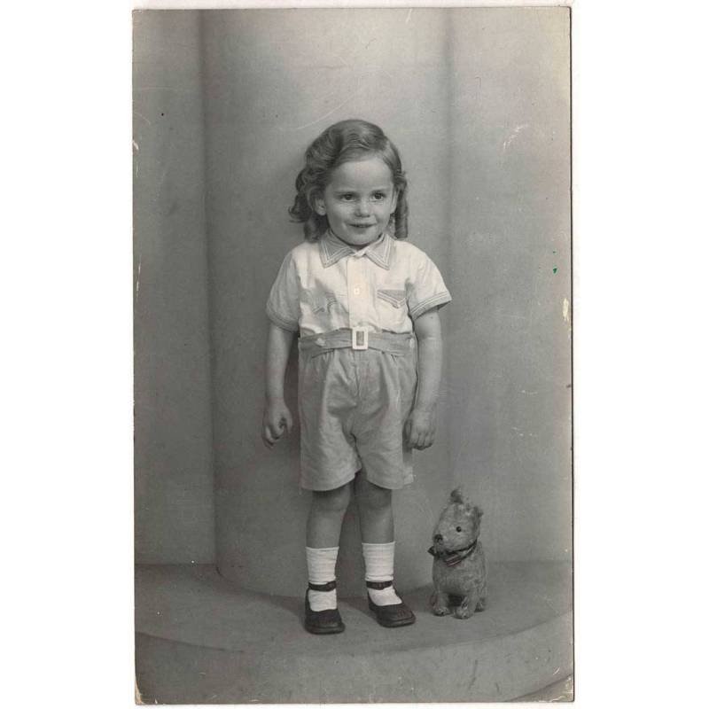 Antigua foto-postal niña posando con juguete