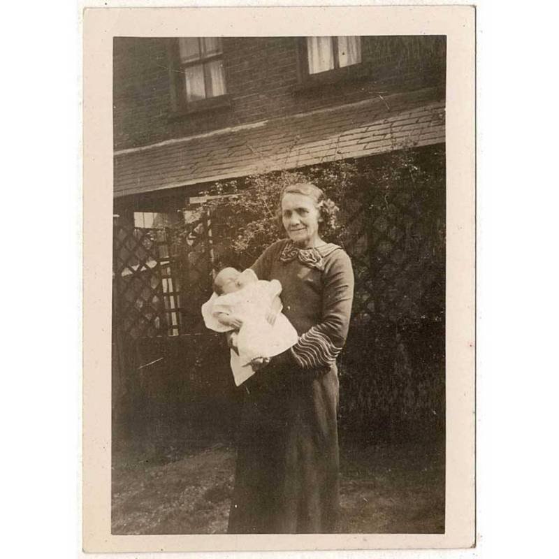 Fotografía antigua abuela con bebé. Años 50