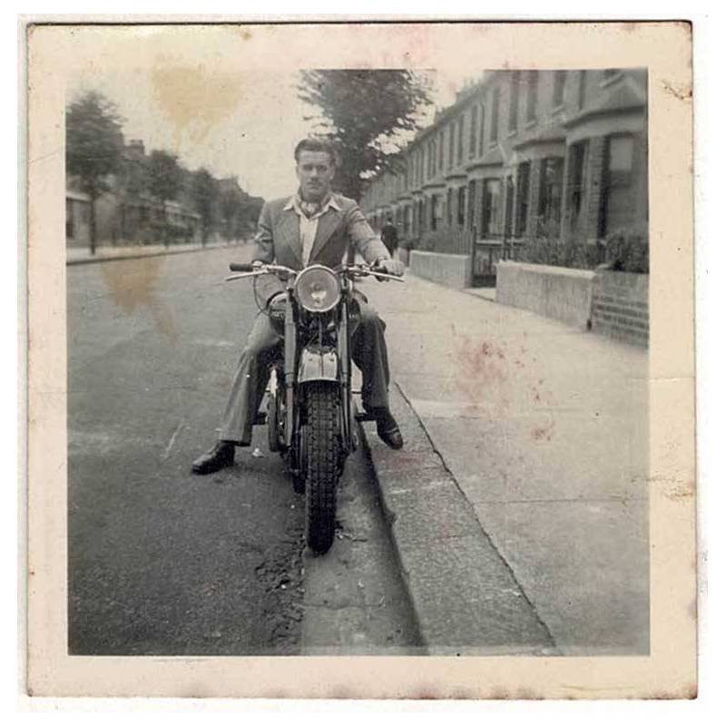 Fotografía antigua hombre con moto. Años 50