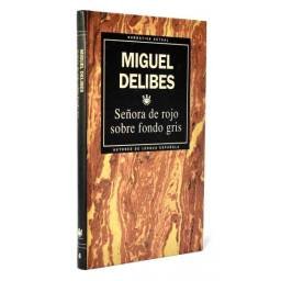 Señora de rojo sobre fondo...