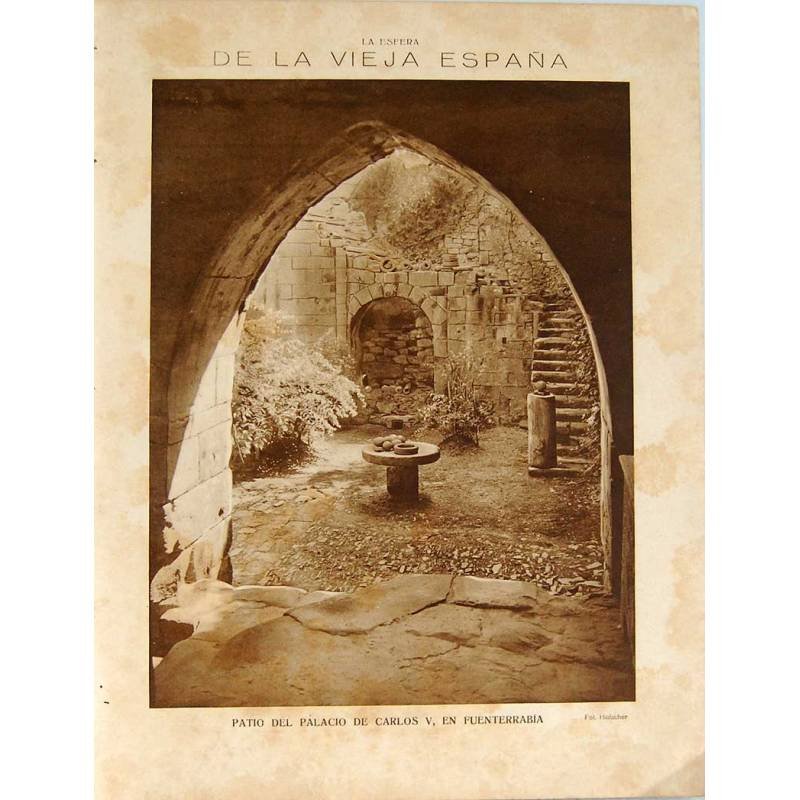 Recorte Revista La Esfera 1916. De la vieja España. Patio del Palacio de Carlos V en Fuenterrabia
