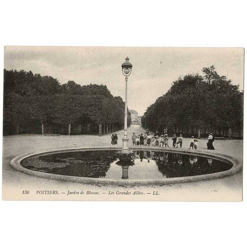 Postal Francia. Poitiers. Jardin de Blossac. Les Grandes Allees No. 136