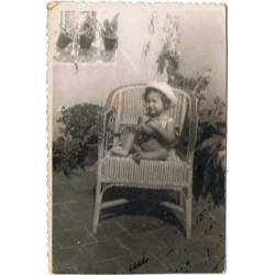 Antigua fotografía de niña sentada en una silla. Fot. Casa Ortega 1923