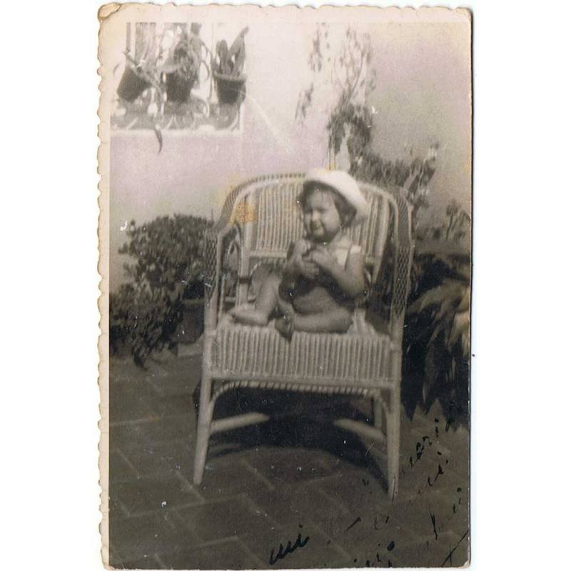 Antigua fotografía de niña sentada en una silla. Fot. Casa Ortega 1923