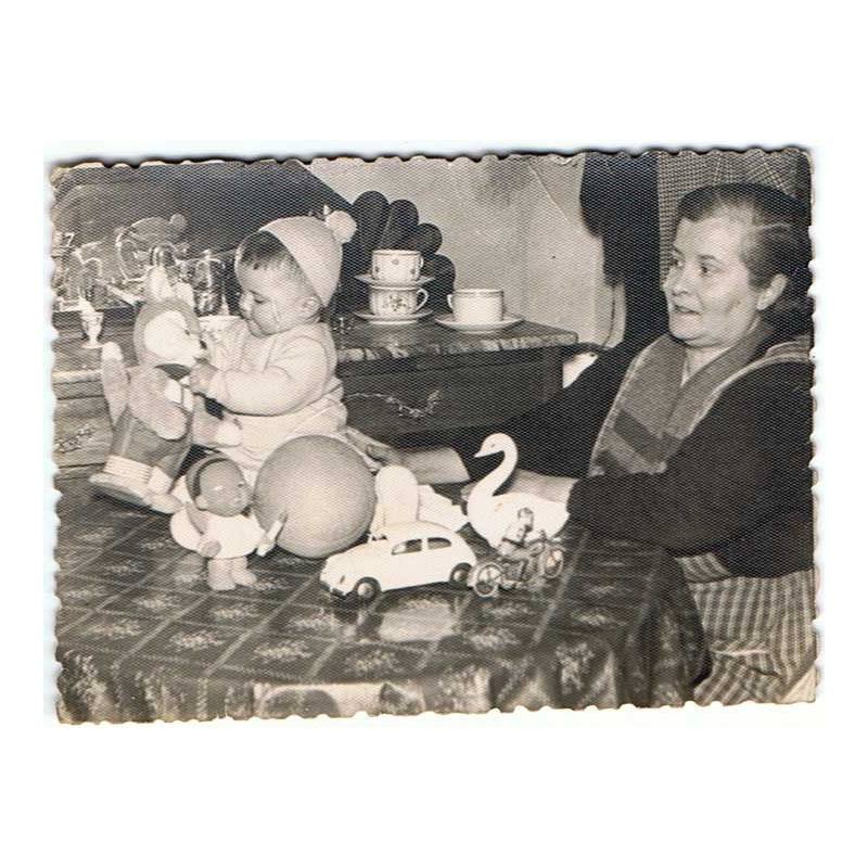 Antigua fotografía de escena familiar. Niño con juguetes