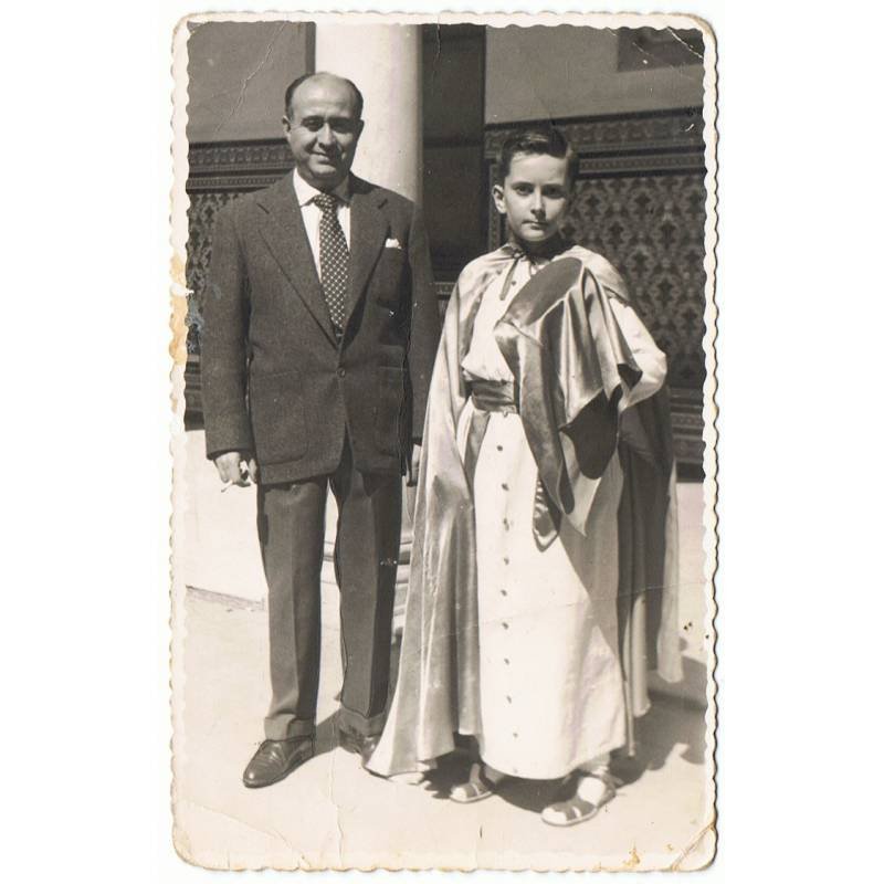Antigua fotografía de padre con niño de penitente 1960