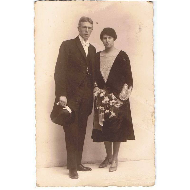 Antigua foto postal de una pareja. Años 20-30
