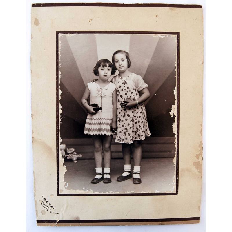 Antigua fotografía de dos niñas posando. Foto Goya, Málaga