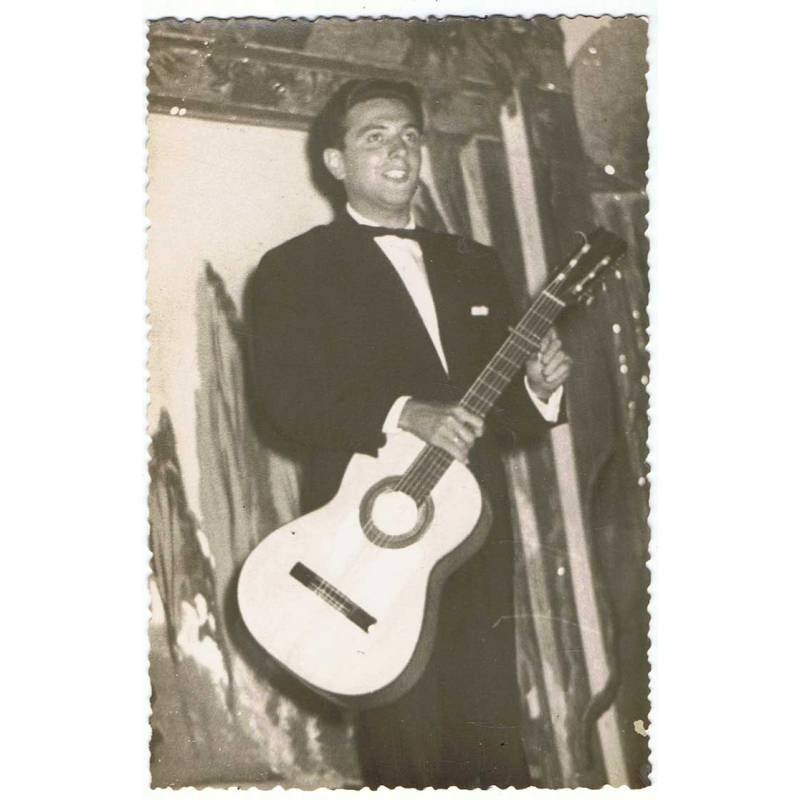 Antigua fotografía de hombre con guitarra. Foto Valencia 1959